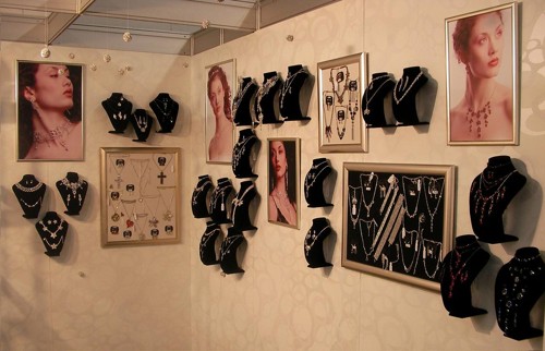 busta na bižuterii, plastická, samet, 22cm